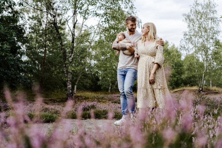 Familienporträt in der Heide, erstellt von einem Familienfotografen in Münster. Ein toller Augenblick für die ganze Familie!