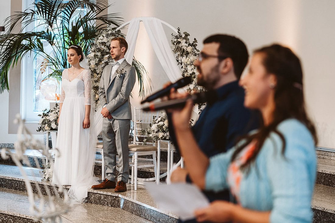 Zwei Sänger singen ein Lied zur Hochzeit.