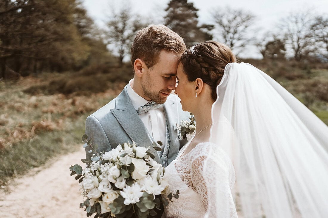 Hochzeitspaar schaut sich tief in die Augen.