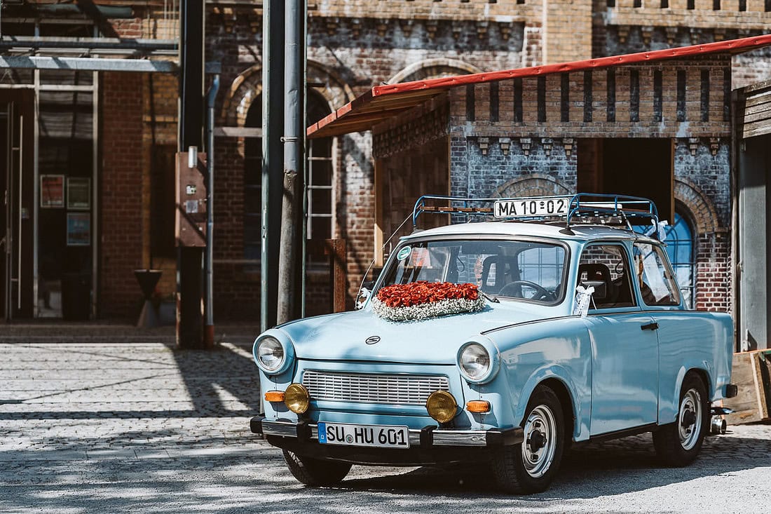 Ein blauer Trabant steht als Hochzeitsauto vor dem Standesamt in der Kabelmetall in Windeck.