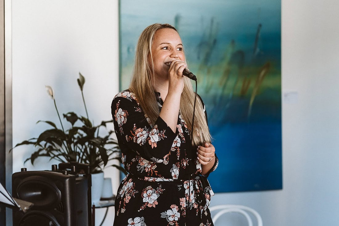 Eine Hochzeitssängerin singt für das Brautpaar.