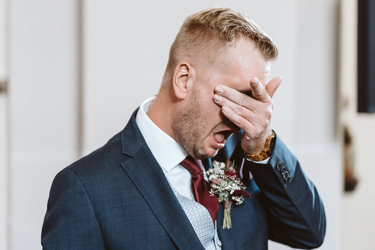 Ein Bräutigam bricht in Tränen aus, als er seine Braut das erste Mal sieht.