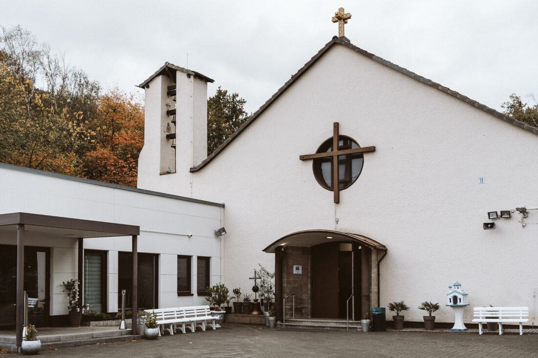 Eine Außenaufnahme einer griechisch orthodoxen Kirche in Troisdorf..