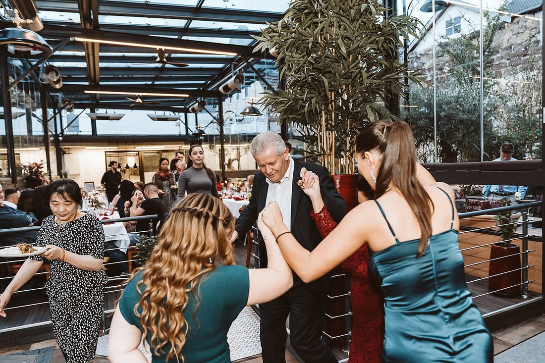 Hochzeitsgäste tanzen ausgelassen auf einer Hochzeit.